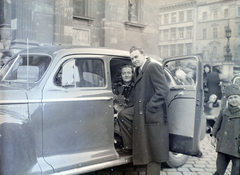 Magyarország, Budapest V., Szent István tér a Szent István-bazilika főbejárata előtt., 1948, Hámori Gyula, Budapest, autóba szállás, Fortepan #104952