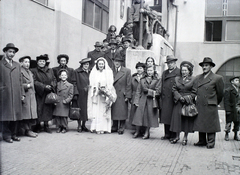 Magyarország, Budapest VII., a Kazinczy utcai orthodox központ udvara a zsinagógánál., 1948, Hámori Gyula, Budapest, esküvő, csoportkép, lépcső, Fortepan #104954