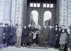 Magyarország, Budapest V., Szent István tér, Szent István-bazilika, a felvétel a főkapunál készült., 1948, Hámori Gyula, Budapest, menyasszony, vőlegény, csoportkép, Fortepan #104957