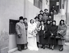 Magyarország, Budapest VII., a Kazinczy utcai orthodox központ udvara a zsinagógánál., 1949, Hámori Gyula, Budapest, menyasszony, csoportkép, Fortepan #104974