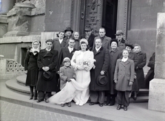 Magyarország, Budapest V., Szent István tér, a Szent István-bazilika egyik északi oldalbejárata., 1948, Hámori Gyula, Budapest, esküvő, csoportkép, Fortepan #104975