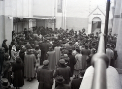 Magyarország, Budapest VII., a Kazinczy utcai orthodox központ udvara, balra a zsinagógánál a hüpe (menyegzői baldachin), szemben az izraelita községháza bejárata., 1948, Hámori Gyula, zsidóság, Budapest, héber írás, hüpe, Dávid csillag, Fortepan #104993