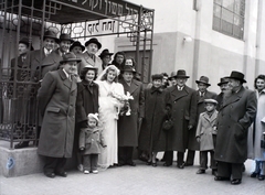 Magyarország, Budapest VII., a Kazinczy utcai orthodox központ udvara, hüpe (menyegzői baldachin) a zsinagógánál., 1948, Hámori Gyula, zsidóság, Budapest, héber írás, hüpe, Dávid csillag, Fortepan #104994