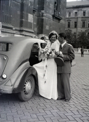 Magyarország, Budapest V., Szent István tér, a felvétel a Szent István-bazilika főbejárata előtt készült., 1947, Hámori Gyula, Budapest, esküvő, tányérsapka, autóba szállás, keramit, rendőr, Fortepan #104996