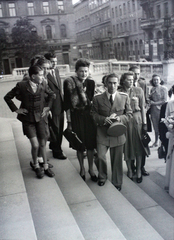 Magyarország, Budapest V., Szent István tér a Szent István-bazilika főbejárata előtt, háttérben a Hercegprímás (Wekerle Sándor) utca házsora., 1947, Hámori Gyula, Budapest, esküvő, tányérsapka, rendőr, szőrme, Fortepan #104997