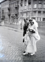 Magyarország, Budapest V., Szent István tér a Szent István-bazilika főbejárata előtt, háttérben a Hercegprímás (Wekerle Sándor) utca házsora., 1947, Hámori Gyula, Budapest, esküvő, keramit, Fortepan #105010