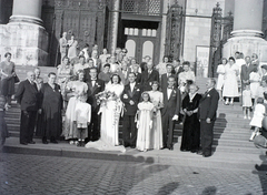 Magyarország, Budapest V., Szent István tér, a Szent István-bazilika főbejárata., 1948, Hámori Gyula, Budapest, esküvő, csoportkép, Fortepan #105013