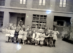 Magyarország, 1946, Hámori Gyula, Budapest, gang, lányosztály, osztálykép, Fortepan #105035