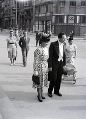 Magyarország, Budapest V., Szent István tér a Szent István-bazilika főbejárata előtt, háttérben a Hercegprímás (Wekerle Sándor) utca házsora., 1946, Hámori Gyula, Budapest, úriember, hölgy, kalap, retikül, babakocsi, frakk, körömcipő, Fortepan #105042