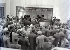 Magyarország, Budapest VII., a Kazinczy utcai orthodox központ udvara, hüpe (menyegzői baldachin) a zsinagógánál., 1946, Hámori Gyula, zsidóság, Budapest, héber írás, hüpe, Dávid csillag, Fortepan #105045