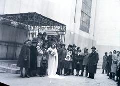 Magyarország, Budapest VII., a Kazinczy utcai orthodox központ udvara, hüpe (menyegzői baldachin) a zsinagógánál., 1946, Hámori Gyula, zsidóság, Budapest, héber írás, hüpe, Dávid csillag, kabát, kalap, násznép, vőlegény, menyasszony, Fortepan #105046