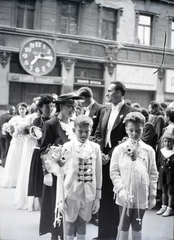 Magyarország, Budapest V., Papnövelde (Prohászka Ottokár) utca az Egyetemi templom előtt., 1947, Hámori Gyula, Budapest, menyasszony, vőlegény, óra, virágcsokor, Fortepan #105050