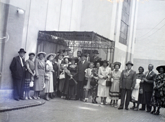 Magyarország, Budapest VII., a Kazinczy utcai orthodox központ udvara, hüpe (menyegzői baldachin) a zsinagógánál., 1946, Hámori Gyula, zsidóság, Budapest, héber írás, hüpe, Dávid csillag, ünneplő ruha, násznép, Fortepan #105051