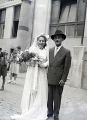 Magyarország, Budapest VII., a Kazinczy utcai orthodox központ udvara a zsinagógánál., 1946, Hámori Gyula, Budapest, vőlegény, menyasszony, Fortepan #105055