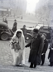 Magyarország, Budapest IX., Bakáts tér az Assisi Szent Ferenc-templom előtt, szemben a Bakáts utca., 1948, Hámori Gyula, Budapest, felülnézet, menyasszony, lépcső, Fortepan #105075