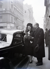 Magyarország, Budapest XIII., Hegedűs Gyula (Csáky) utca, balra a Vígszínház utca torkolata. A felvétel a zsinagóga előtt készült., 1946, Hámori Gyula, Budapest, úriember, hölgy, kabát, kalap, autóba szállás, Fortepan #105077