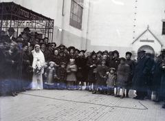 Magyarország, Budapest VII., a Kazinczy utcai orthodox központ udvara, balra a zsinagógánál a hüpe (menyegzői baldachin), szemben az izraelita községháza bejárata., 1947, Hámori Gyula, zsidóság, Budapest, hüpe, Fortepan #105080