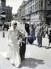 Magyarország, Budapest V., Ferenciek tere a Belvárosi Ferences templom előtt, háttérben az ekkori Apponyi tér., 1946, Hámori Gyula, esküvő, menyasszony, Budapest, vőlegény, Fortepan #105085