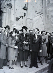 Magyarország, Budapest V., Március 15. (Eskü) tér, a felvétel a Belvárosi Nagyboldogasszony Főplébánia-templom kapujánál készült., 1947, Hámori Gyula, Budapest, esküvő, násznép, golyónyom, Fortepan #105087