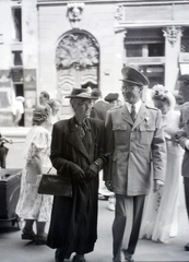 Magyarország, Budapest V., Papnövelde (Prohászka Ottokár) utca az Egyetemi templom előtt., 1946, Hámori Gyula, Budapest, hölgy, katona, kabát, kalap, szemüveg, kesztyű, kitüntetés, Fortepan #105097