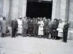 Magyarország, Budapest V., Ferenciek tere, Belvárosi Ferences templom., 1946, Hámori Gyula, barokk-stílus, katolikus, Budapest, Ferences rend, ünneplő ruha, násznép, vőlegény, menyasszony, Fortepan #105100