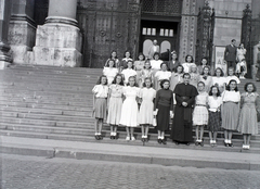 Magyarország, Budapest V., Szent István tér, a Szent István-bazilika főbejárata., 1947, Hámori Gyula, Budapest, hölgy, pap, csoportkép, lányok, reverenda, Fortepan #105109