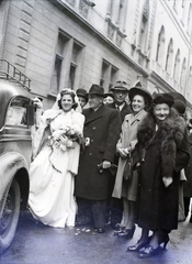 Magyarország, Budapest VII., Kazinczy utca a zsinagógától a Wesselényi utca felé nézve., 1947, Hámori Gyula, Budapest, autóba szállás, menyasszony, szőrme, Fortepan #105134