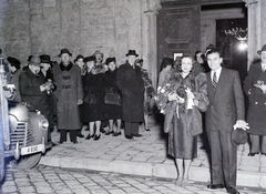 Magyarország, Budapest V., Március 15. (Eskü) tér, a felvétel a Belvárosi Nagyboldogasszony Főplébánia-templom kapujánál készült., 1947, Hámori Gyula, Skoda-márka, rendszám, Budapest, menyasszony, vőlegény, esküvő, Fortepan #105136