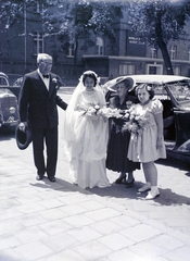 Magyarország, Budapest VII., Bethlen Gábor tér, a felvétel a zsinagóga előtt készült. Háttérben a Péterfy Sándor utcai Kórház rendelőintézete., 1947, Hámori Gyula, Budapest, koszorúslány, menyasszony, Fortepan #105137