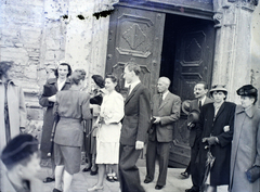 Magyarország, Budapest V., Március 15. (Eskü) tér, a felvétel a Belvárosi Nagyboldogasszony Főplébánia-templom kapujánál készült., 1947, Hámori Gyula, Budapest, csoportosulás, esküvő, násznép, Fortepan #105143