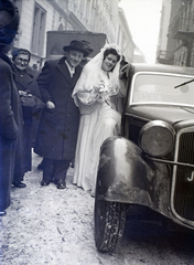 Magyarország, Budapest VII., Kazinczy utca, a zsinagógától a Wesselényi utca felé nézve., 1947, Hámori Gyula, tél, taxi, menyasszony, automobil, Budapest, autóba szállás, Fortepan #105154