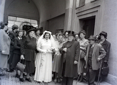 Magyarország, Budapest VII., a Kazinczy utcai orthodox központ udvara a zsinagógánál a bejárat felé nézve., 1948, Hámori Gyula, Budapest, esküvő, csoportkép, cilinder, Fortepan #105161