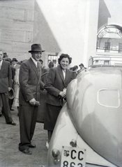 Magyarország, Budapest VII., Dohány utcai zsinagóga udvara, háttérben a Hősök temploma és a Wesselényi utcai kapu., 1948, Hámori Gyula, címer, rendszám, Kossuth címer, Budapest, autóba szállás, kalap, Fortepan #105162