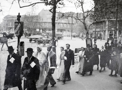 Magyarország, Budapest VIII.,Budapest IX., Kálvin tér a református templomtól az Űllői út felé nézve. Háttérben a Magyar Nemzeti Múzeum., 1946, Hámori Gyula, Budapest, lovaskocsi, felirat, násznép, vőlegény, menyasszony, Fortepan #105168