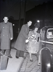 Magyarország, Budapest V.,Budapest IX., Kálvin tér a református templomtól a Vámház körút irányába nézve., 1947, Hámori Gyula, taxi, automobil, Budapest, Gépjármű adóbélyeg, autóba szállás, menyasszony, vőlegény, Fortepan #105169