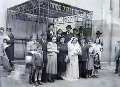 Magyarország, Budapest VII., a Kazinczy utcai orthodox központ udvara, hüpe (menyegzői baldachin) a zsinagógánál., 1948, Hámori Gyula, zsidóság, Budapest, héber írás, hüpe, Dávid csillag, Fortepan #105170