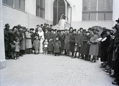 Magyarország, Budapest VII., a Kazinczy utcai orthodox központ udvara a zsinagógánál., 1948, Hámori Gyula, Budapest, esküvő, csoportkép, zsidóság, Fortepan #105180