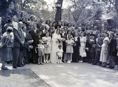 Magyarország, Budapest VII., Bethlen Gábor tér, a felvétel a zsinagóga előtti kertben készült., 1946, Hámori Gyula, Budapest, csoportkép, ünneplő ruha, násznép, vőlegény, menyasszony, keramit, Fortepan #105191