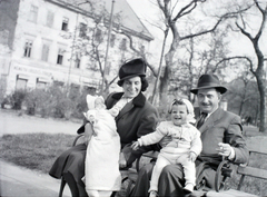 Magyarország, Budapest V., Erzsébet (Sztálin) tér a Deák Ferenc tér felé nézve, háttérben balra a Kemnitzer ("Két török") ház., 1946, Hámori Gyula, Budapest, úriember, hölgy, kalap, pad, kislány, csecsemő, nagyszülő, Fortepan #105192