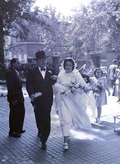 Magyarország, Budapest VII., Bethlen Gábor tér, a zsinagóga előtt a kertben., 1946, Hámori Gyula, Budapest, öltöny, úriember, esküvő, menyasszony, kesztyű, csokornyakkendő, keramit, Fortepan #105196