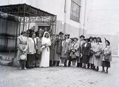 Magyarország, Budapest VII., a Kazinczy utcai orthodox központ udvara, hüpe (menyegzői baldachin) a zsinagógánál., 1946, Hámori Gyula, kalap, esküvő, csoportkép, menyasszony, vőlegény, retikül, zsidóság, Budapest, héber írás, hüpe, Dávid csillag, Fortepan #105199