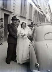 Magyarország, Budapest VII., Kazinczy utca a zsinagógától a Wesselényi utca felé nézve., 1946, Hámori Gyula, esküvő, utcakép, menyasszony, vőlegény, automobil, Budapest, autóba szállás, Skoda 1101/1102 Tudor, Fortepan #105200