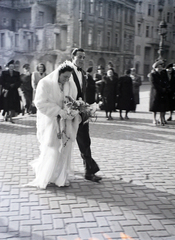 Magyarország, Budapest V., Szent István tér a Szent István-bazilika főbejárata előtt, háttérben jobbra a Hercegprímás (Wekerle Sándor) utca házsora., 1946, Hámori Gyula, esküvő, utcakép, életkép, menyasszony, vőlegény, keramit, Budapest, Fortepan #105202