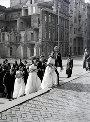 Magyarország, Budapest V., Szent István tér a Szent István-bazilika főbejárata előtt, háttérben jobbra a Hercegprímás (Wekerle Sándor) utca házsora., 1946, Hámori Gyula, esküvő, utcakép, életkép, menyasszony, vőlegény, Budapest, épületkár, Fortepan #105203