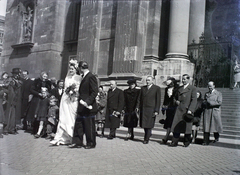 Magyarország, Budapest V., Szent István tér, a felvétel a Szent István-bazilika főbejárata előtt készült., 1946, Hámori Gyula, esküvő, életkép, menyasszony, vőlegény, Budapest, Fortepan #105204