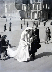 Magyarország, Budapest V., Szent István tér, a felvétel a Szent István-bazilika főbejárata előtt készült., 1946, Hámori Gyula, utcakép, életkép, menyasszony, bunda, Budapest, Fortepan #105206