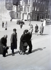 Magyarország, Budapest V., Szent István tér, a felvétel a Szent István-bazilika főbejárata előtt készült., 1946, Hámori Gyula, utcakép, életkép, Budapest, automobil, Fortepan #105207