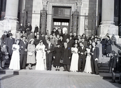 Magyarország, Budapest V., Szent István tér, a Szent István-bazilika főbejárata., 1946, Hámori Gyula, esküvő, csoportkép, menyasszony, vőlegény, Budapest, Fortepan #105208