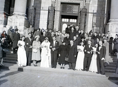 Magyarország, Budapest V., Szent István tér, a Szent István-bazilika főbejárata., 1946, Hámori Gyula, esküvő, csoportkép, menyasszony, vőlegény, Budapest, Fortepan #105210