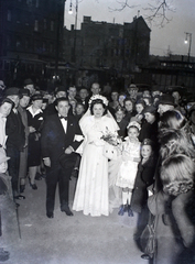 Magyarország, Budapest V.,Budapest IX., Kálvin tér a református templom elöl a Kecskeméti utca irányába nézve., 1946, Hámori Gyula, esküvő, csoportkép, utcakép, diáksapka, este, menyasszony, vőlegény, Budapest, Fortepan #105217